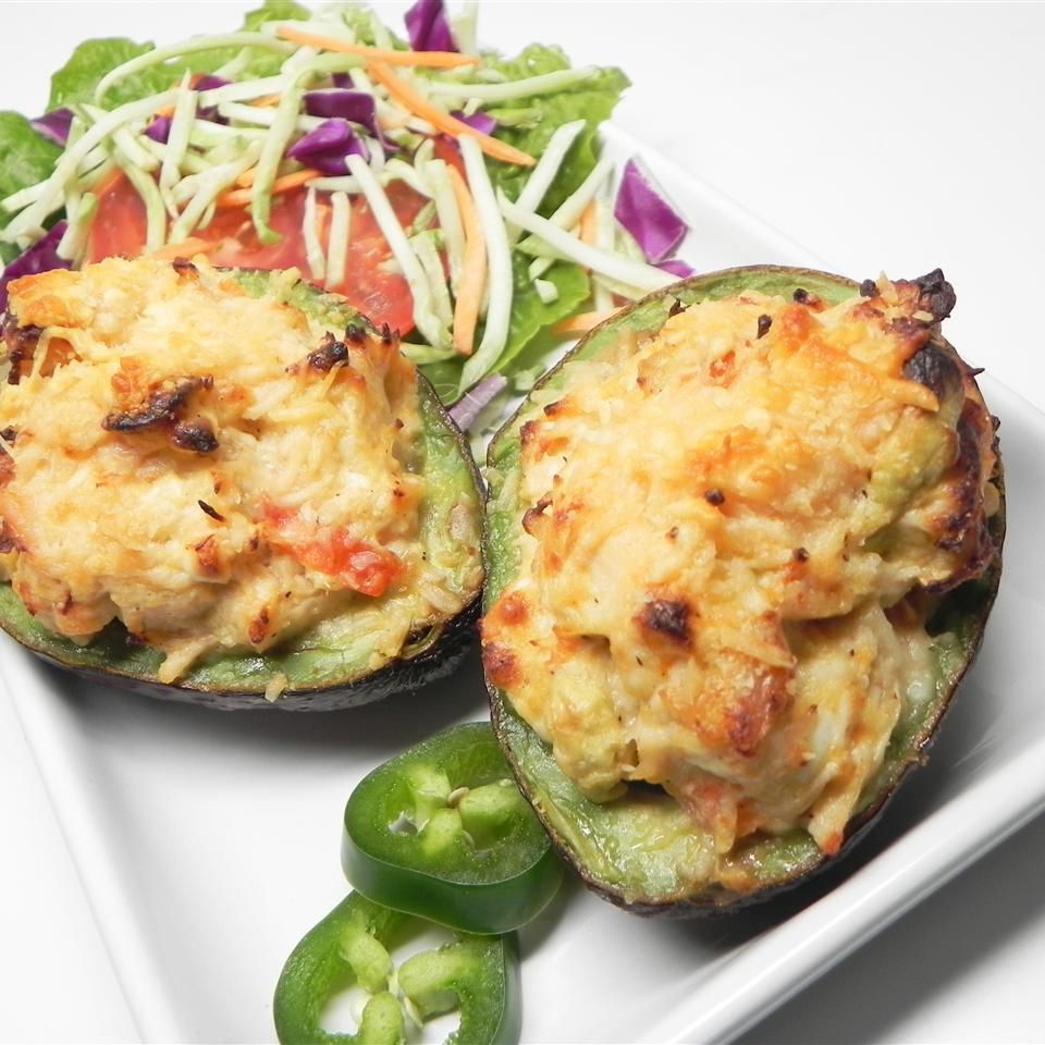 Receta Aguacates horneados rellenos de pollo Receta Aguacates horneados rellenos de pollo