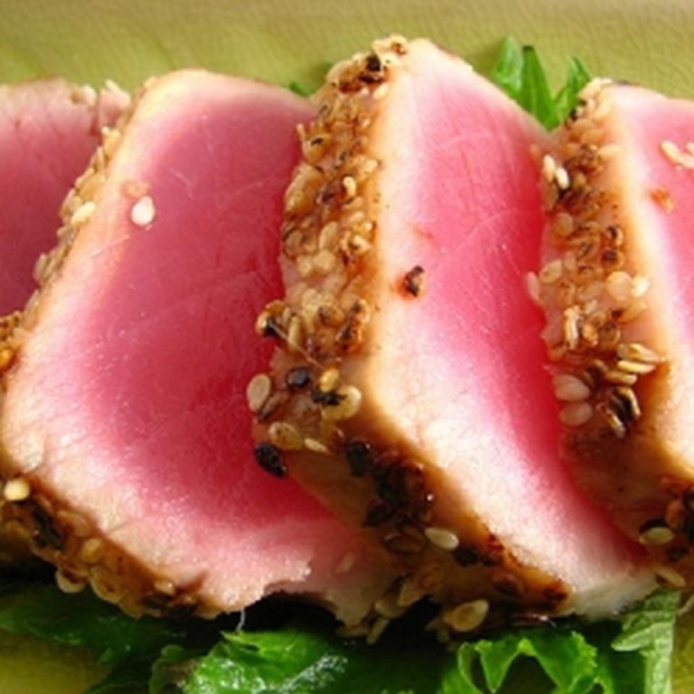 Receta Atún a la parrilla con costra de nueces de macadamia y salsa de papaya