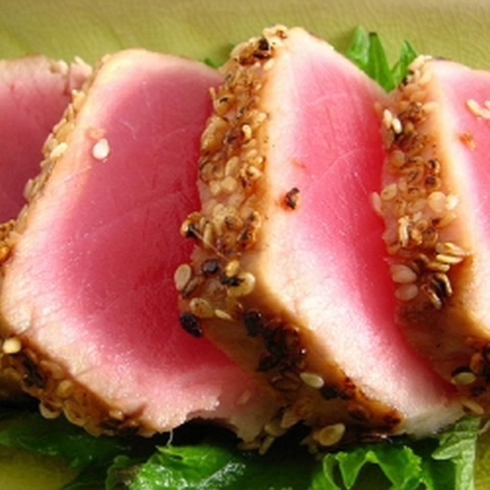 Receta Atún a la parrilla con costra de nueces de macadamia y salsa de papaya