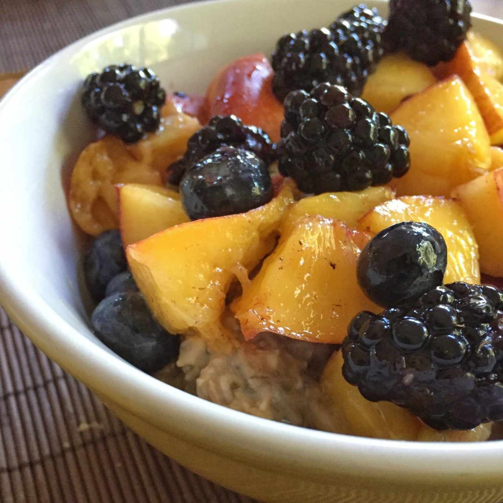 Receta Avena vegana preparada la noche anterior con semillas de chía y fruta.