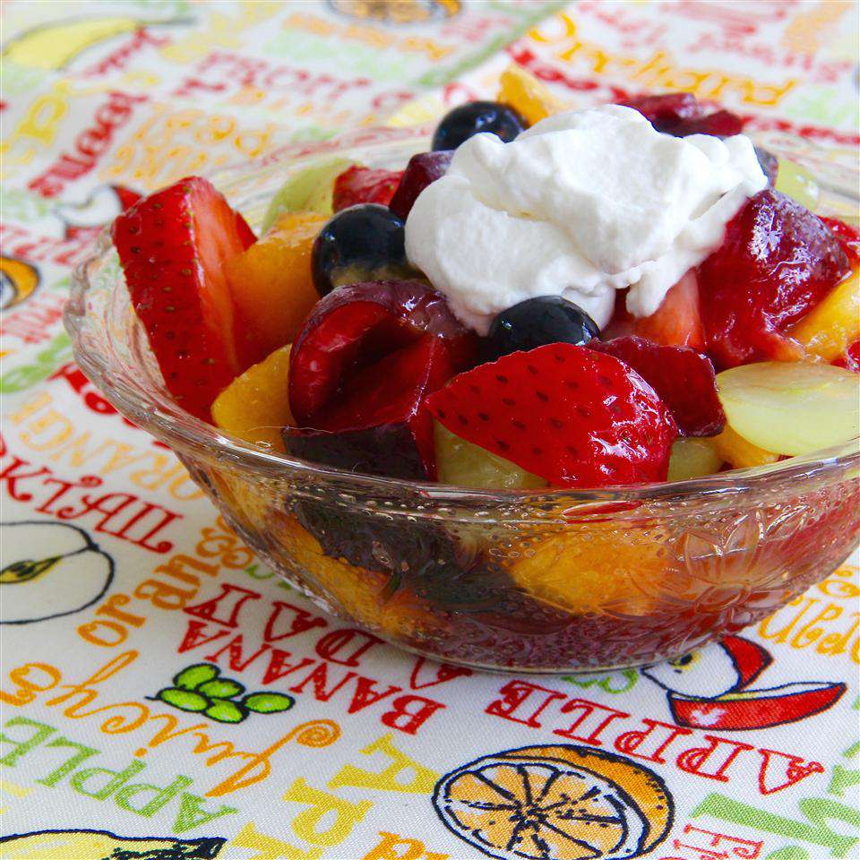 Receta Ensalada de frutas de verano con crema batida Receta Ensalada de frutas de verano con crema batida