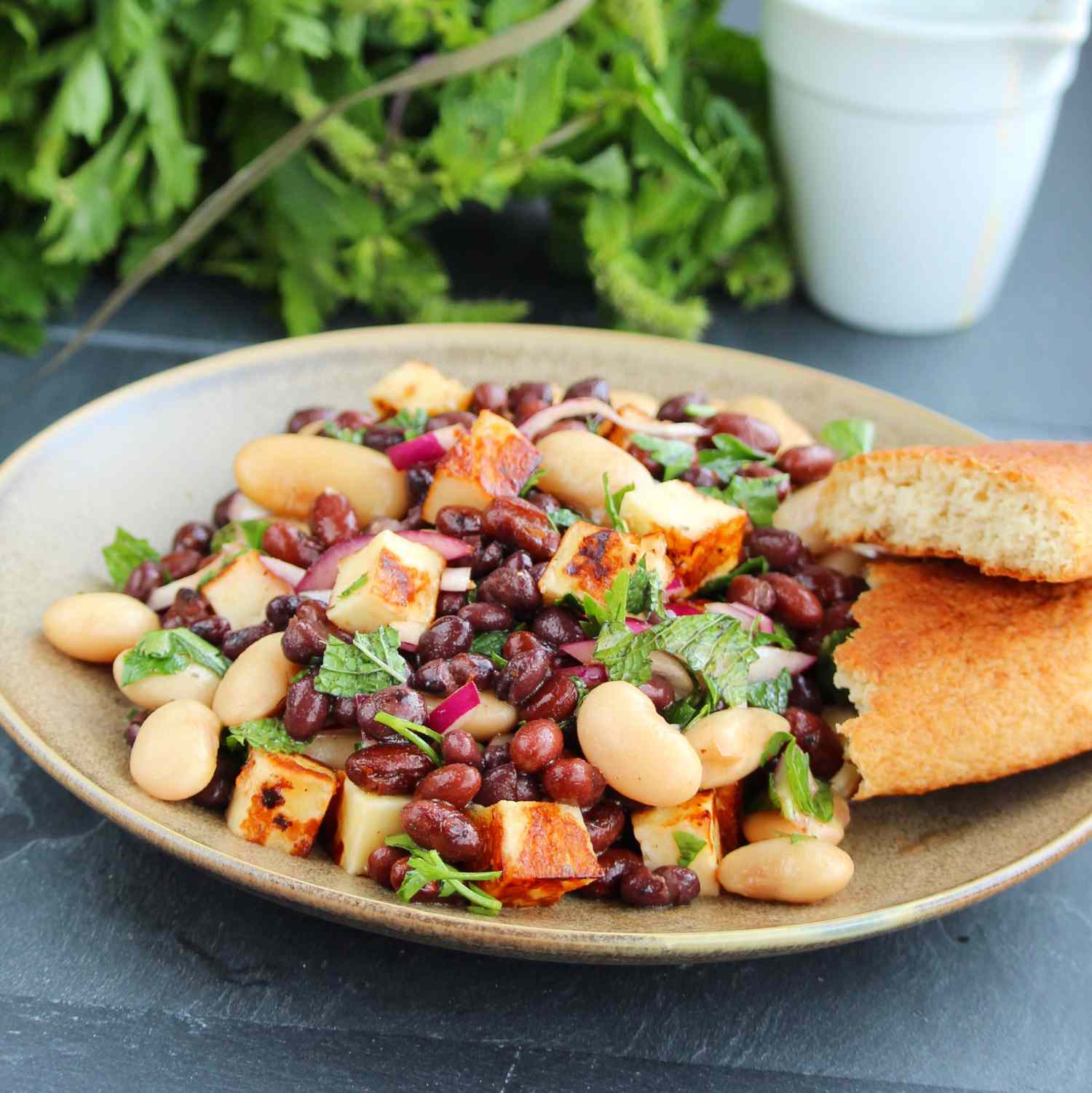 Receta Ensalada de tres tipos de alubias con halloumi y vinagreta de granada y harissa. Receta Ensalada de tres tipos de alubias con halloumi y vinagreta de granada y harissa.