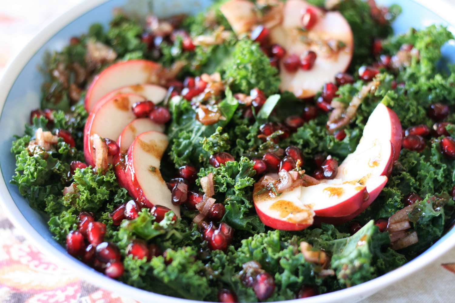 Receta Ensalada saludable de manzana y col rizada Receta Ensalada saludable de manzana y col rizada