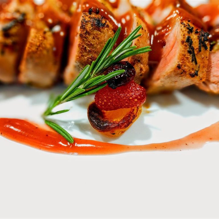 Receta Lomo de cerdo asado relleno de albaricoques y arándanos con salsa de vino de Oporto.