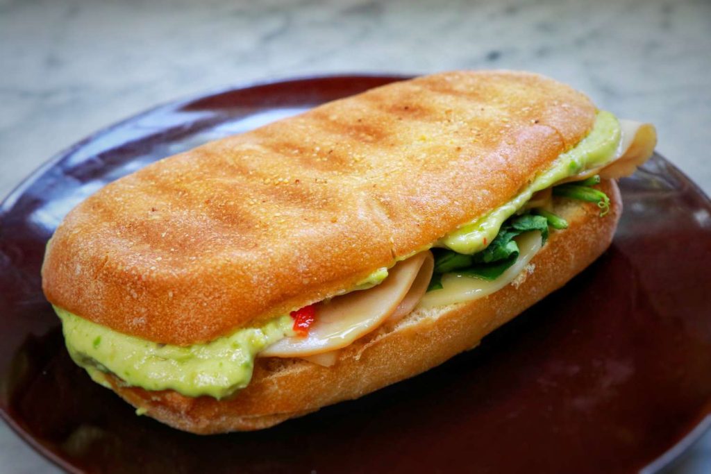 Receta Panini de pavo y aguacate