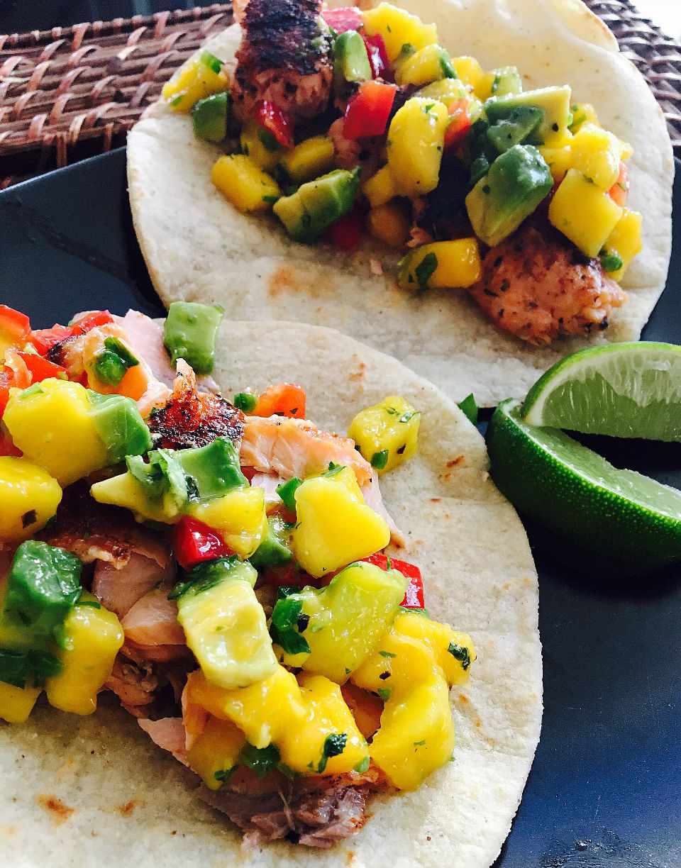 Receta Tacos de salmón ennegrecido con salsa de mango y aguacate en trozos Receta Tacos de salmón ennegrecido con salsa de mango y aguacate en trozos