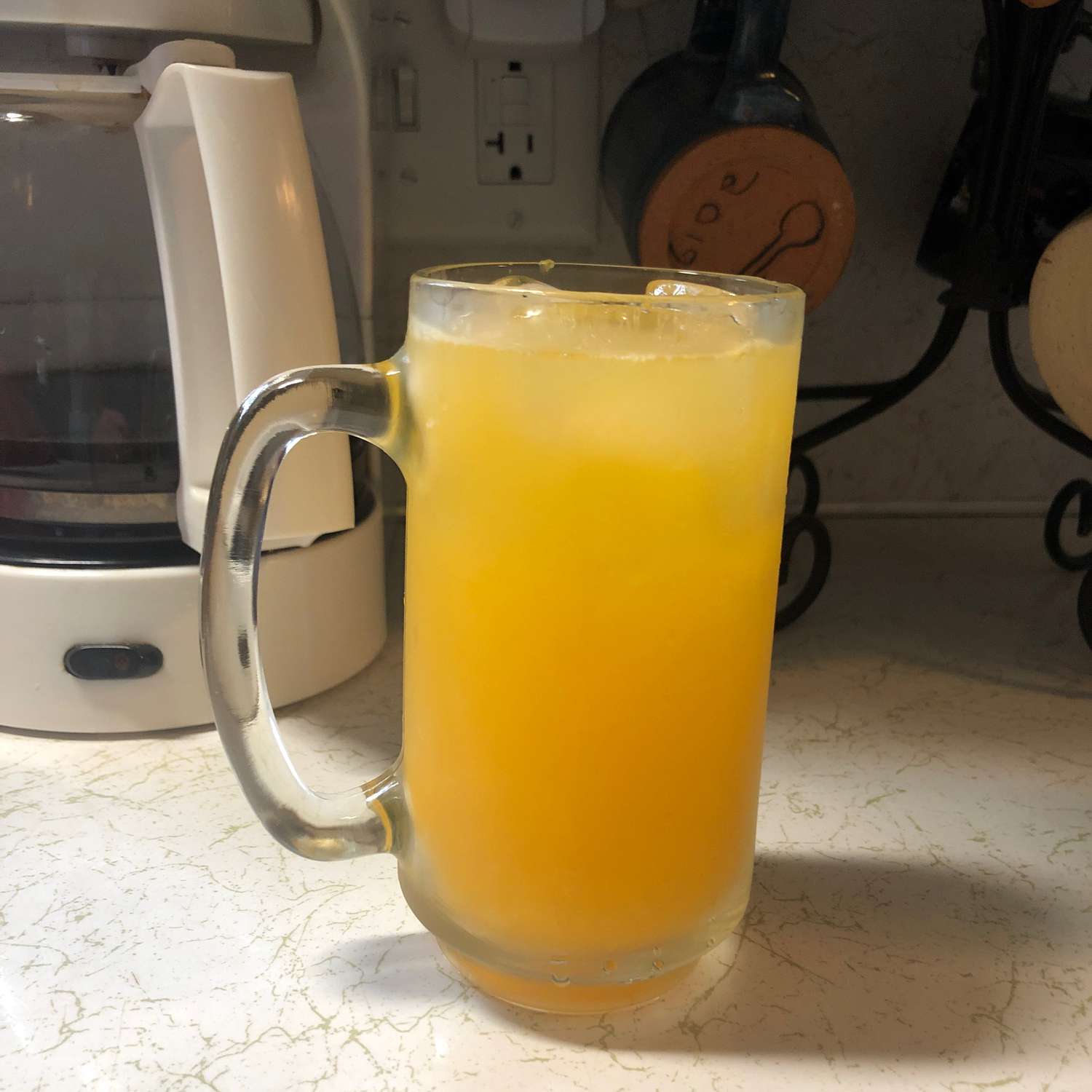 Receta ¡Orange Crush! Cóctel de naranja recién exprimida y vodka. Receta ¡Orange Crush! Cóctel de naranja recién exprimida y vodka.