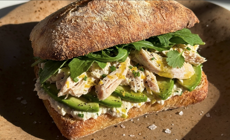 Sándwich de Pollo con Aguacate Cremoso